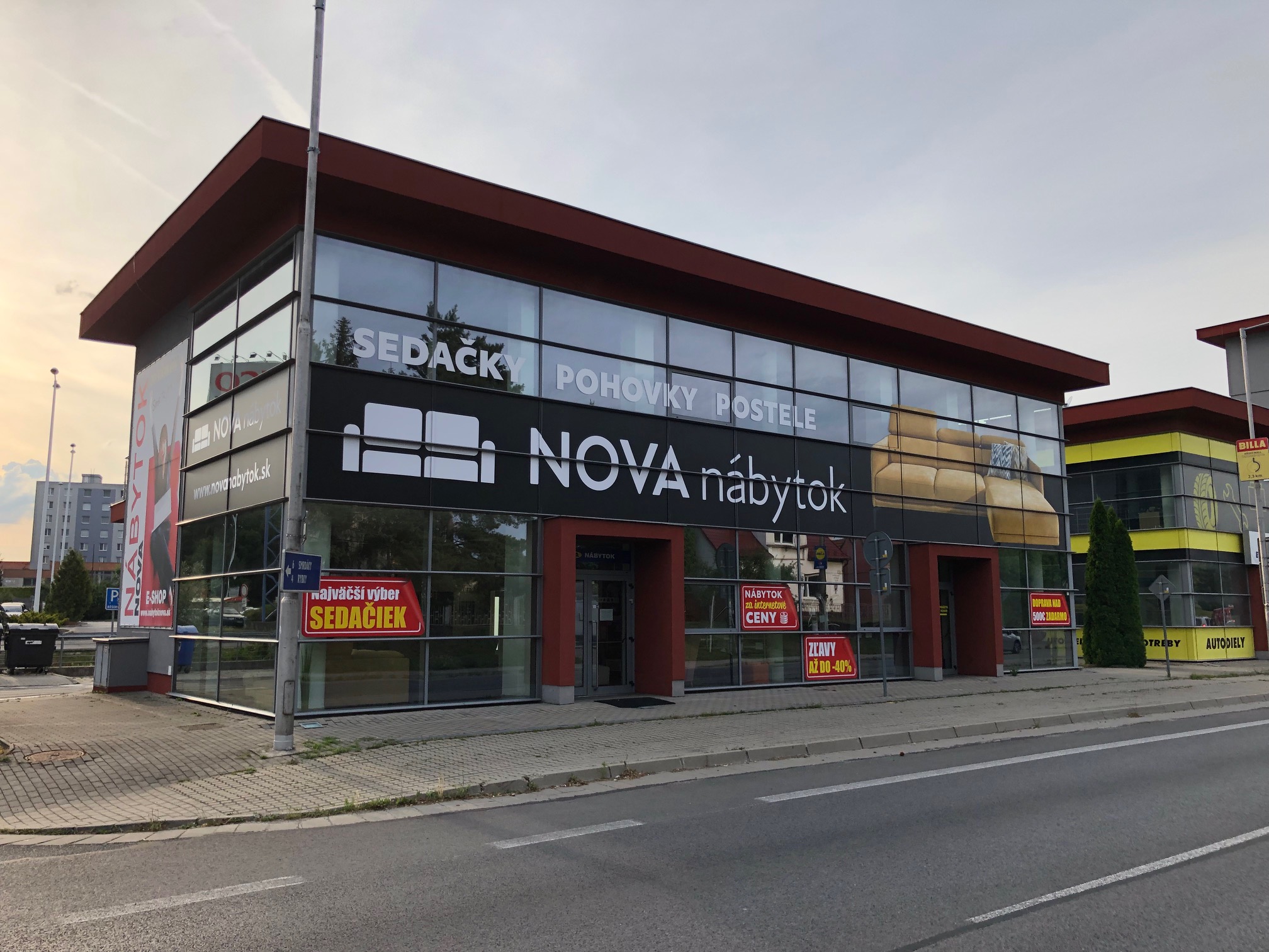 Predajňa NOVA nábytok Senica – exteriér
